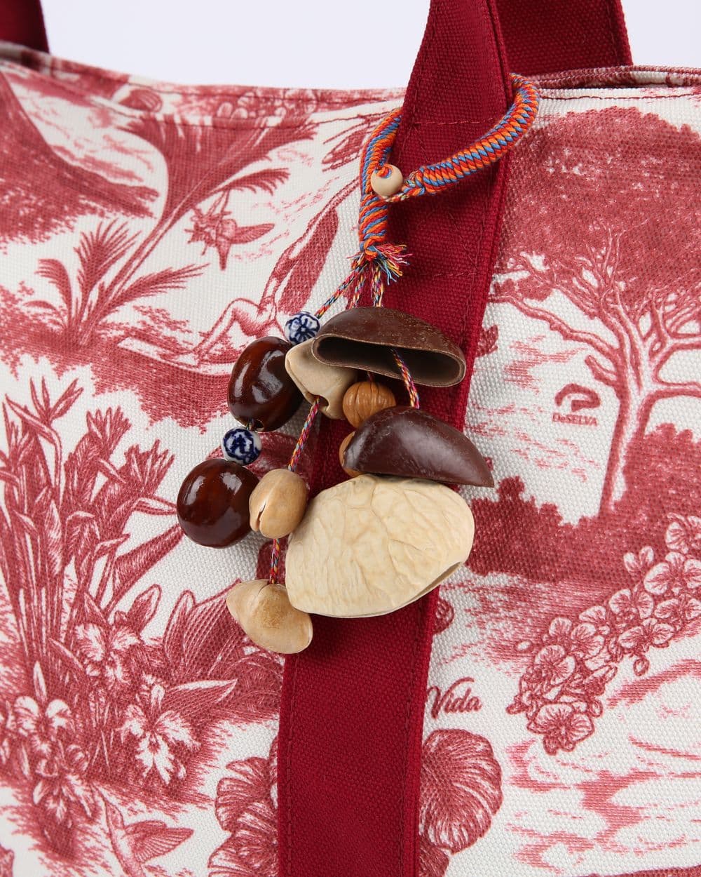 Detalle del estampado rojo y el colgante