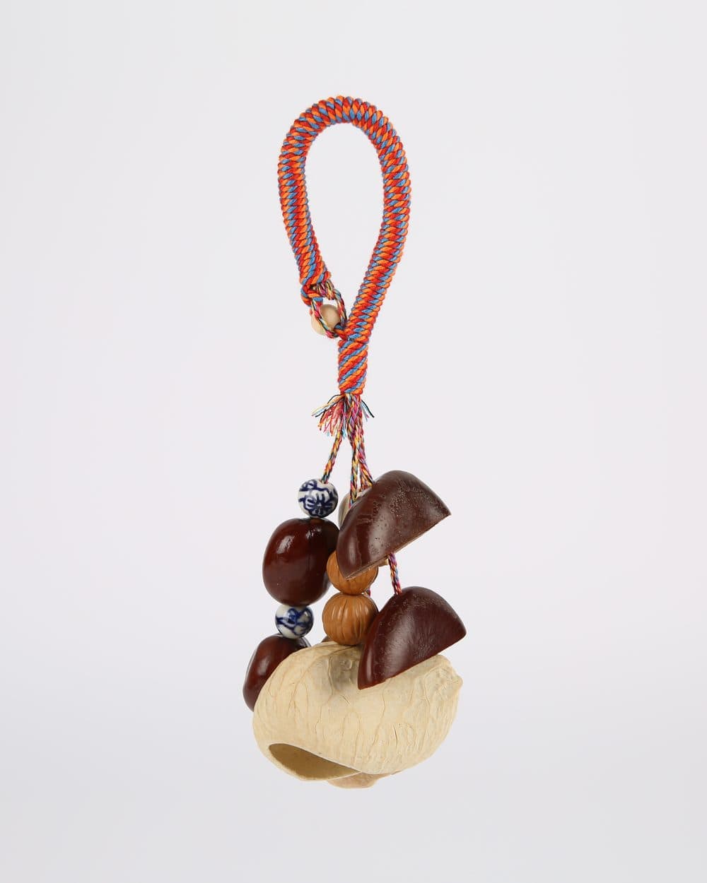 Colgante de semillas con cordón coral