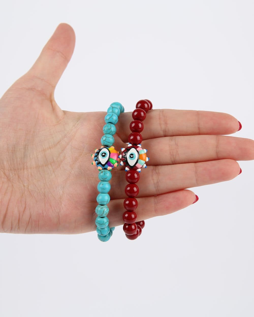 Las dos pulseras sobre la mano