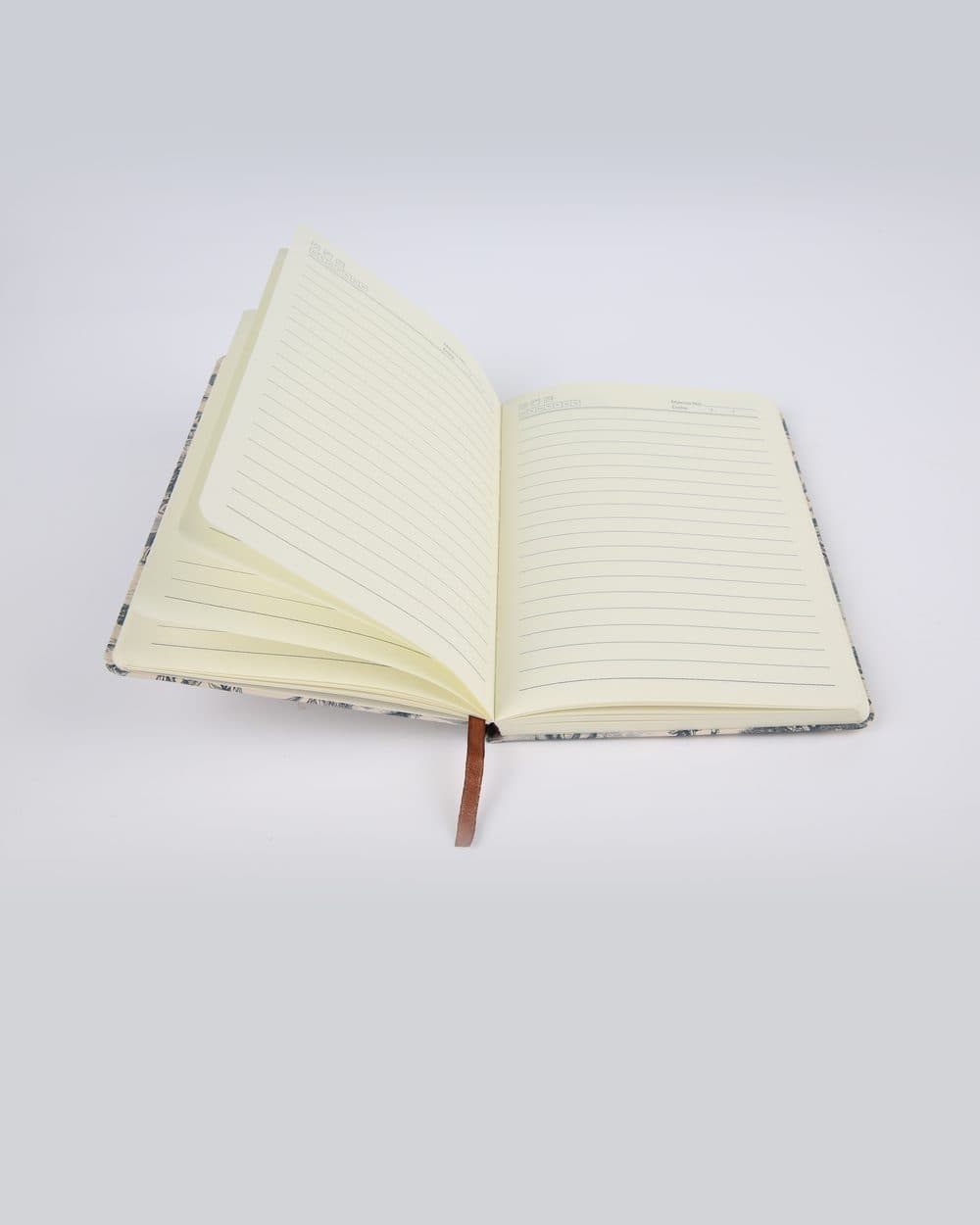 Libreta abierta de pie