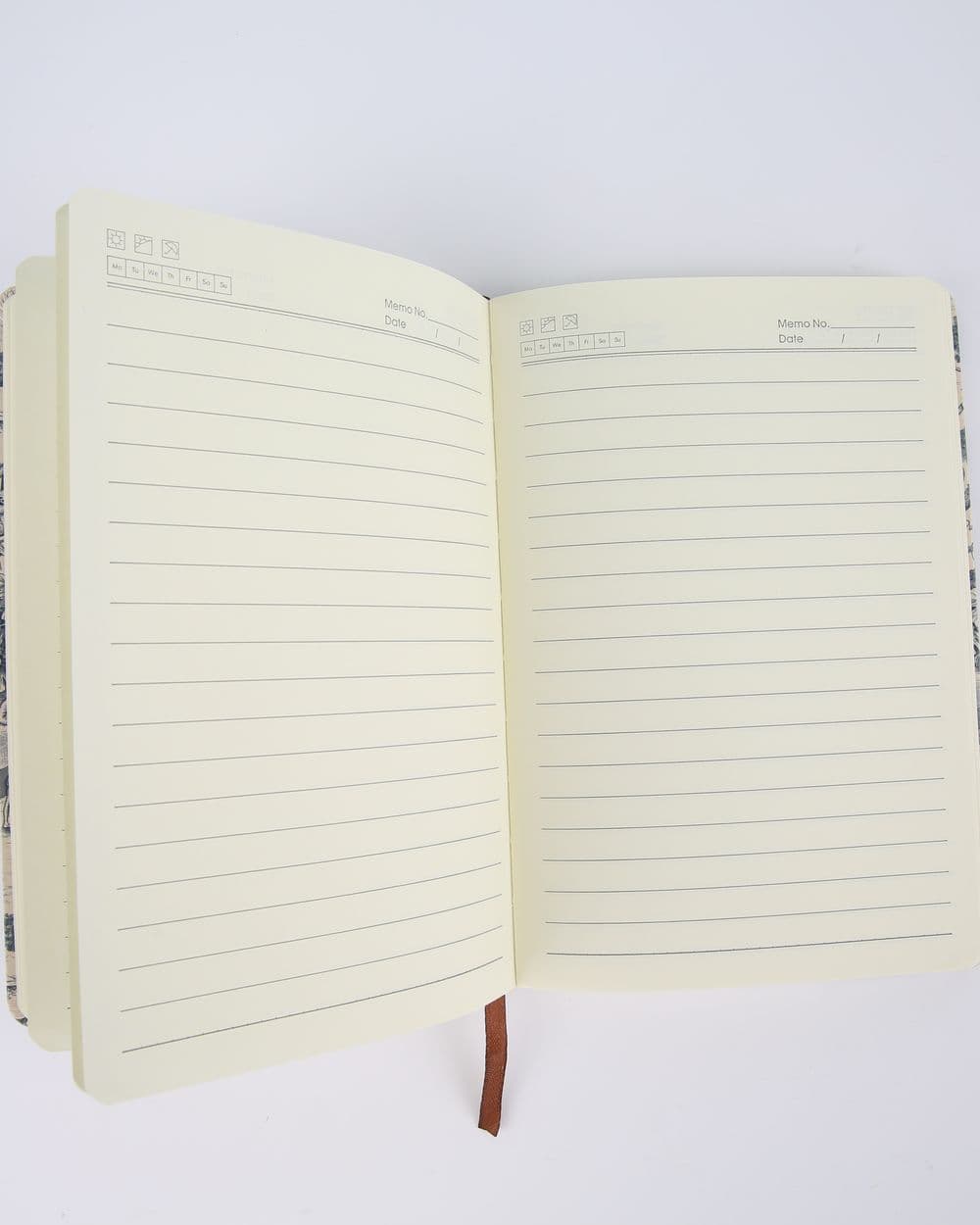 Libreta abierta con hojas rayadas